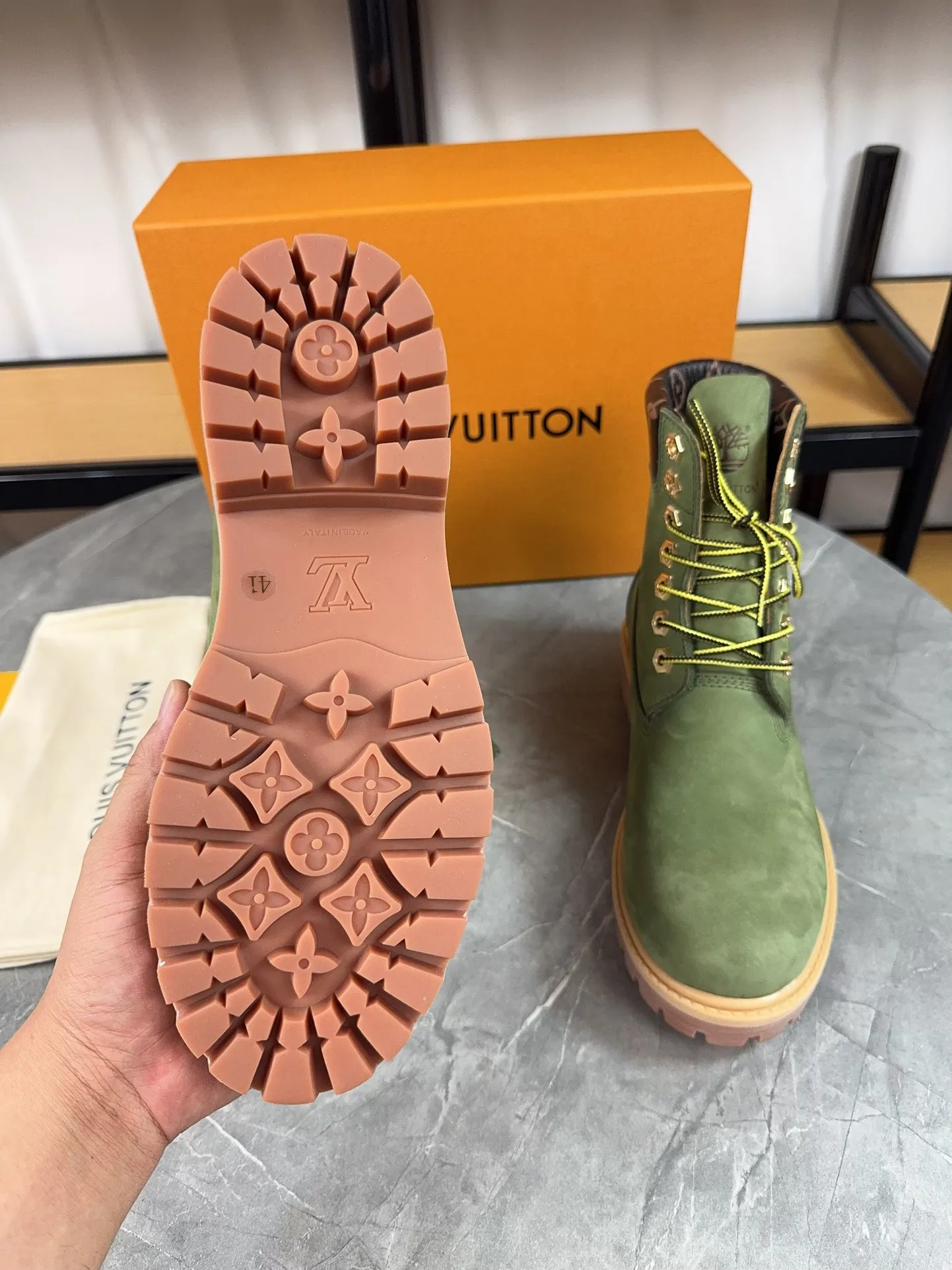 Couple model 💰700 ❤️Top version: Couple model LV x Timberland Timberland joint model Presbyopia Embossed Rhubarb boots Ankle boots Short boots LV x Timberland ankle boots are made of Monogram embossed waterproof nubuck cow leather, relying on the brand's exquisite craftsmanship to carefully reshape the classic Timberland 6-inch boot shape in Italy, and make an eye-catching appearance in 2024 created by Pharrell Williams with American workwear style Autumn and winter menswear show. Monogram embossed tongue, original Timberland laces and outsole are exquisite details, and the leather label expresses the cooperation logo. Exquisite packaging at the delivery counter🛍📦 ▪️Material: Original customized imported first-layer cowhide ▪️Inner lining: Original customized leather lining/mesh lining ▪️Outsole: Original molded anti-slip rubber material ▪️Sole thickness: 3.5CM ▪️Size: Women's 35-40 Men's 39-46